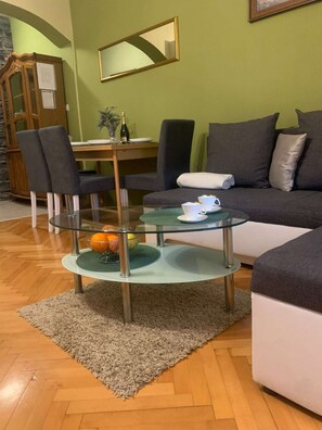 Tv och ett bordtennisbord
