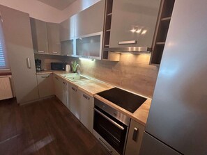 Een koelkast, een magnetron, een oven, een kookplaat