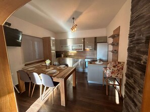 Kühlschrank, Mikrowelle, Ofen, Geschirrspüler