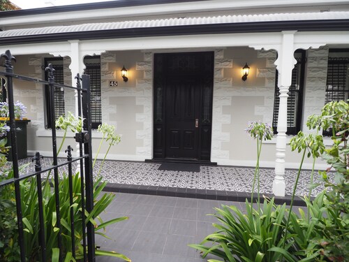 'THE COTTAGE' at Gordon St Villas - luxury accom. for 8 in the Heart of Glenelg