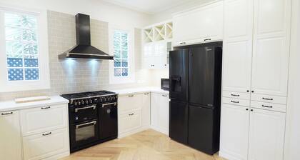 'THE COTTAGE' at Gordon St Villas - luxury accom. for 8 in the Heart of Glenelg