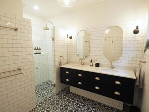 Dusche, Haartrockner, Handtücher, Seife
