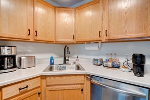 Fridge, microwave, oven, stovetop - Minutes from Big Sky Slopes - Cute & Cozy Mountain Chalet (Big Sky)