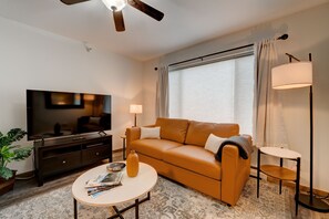 Smart TV, books, music library - Minutes from Big Sky Slopes - Cute & Cozy Mountain Chalet (Big Sky)