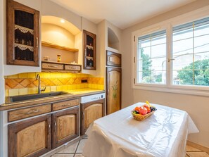 Een koelkast, een microgolfoven, een oven, een vaatwasser