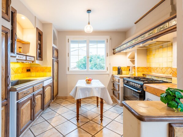 Een koelkast, een microgolfoven, een oven, een vaatwasser