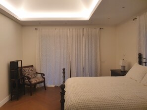 2 bedrooms, iron/ironing board, Internet, bed sheets