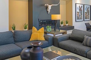 Smart TV, fireplace - Spectacular Resort-Style Oasis by Rather Be Properties (Palm Springs)