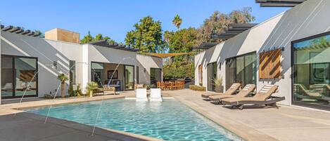 حمّام سباحة مُدفَّأ