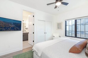 4 chambres, bureau, fer et planche à repasser, lit de bébé portatif