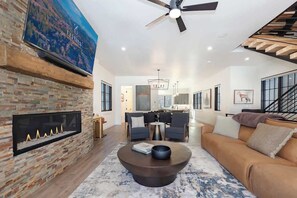 Televisor, llar de foc, videojocs i reproductor de DVD 