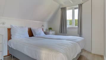 Desk, iron/ironing board, WiFi, bed sheets