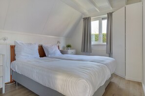 3 bedrooms, desk, iron/ironing board, WiFi