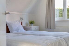 Desk, iron/ironing board, WiFi, bed sheets