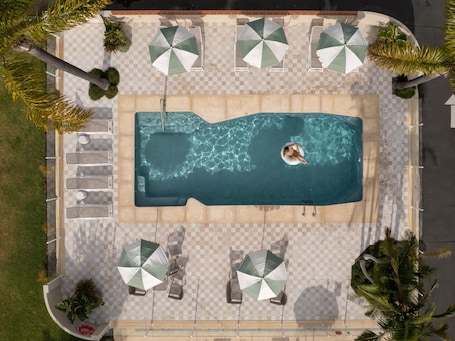 Una piscina al aire libre. The Timothee Resort