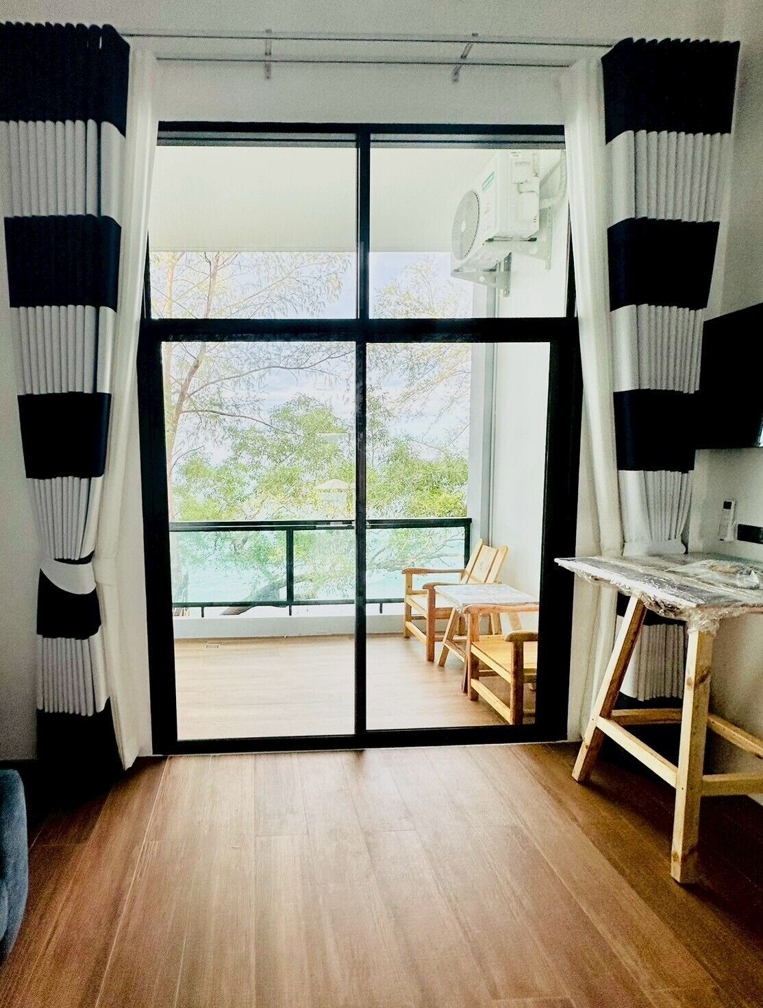 Basic Double Room, 1 King Bed, Air conditioning | Free WiFi, bed sheets