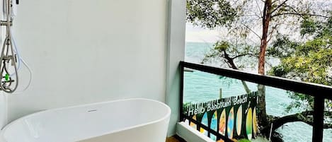 Basic Double Room, 1 King Bed, Air conditioning | Deep soaking bathtub