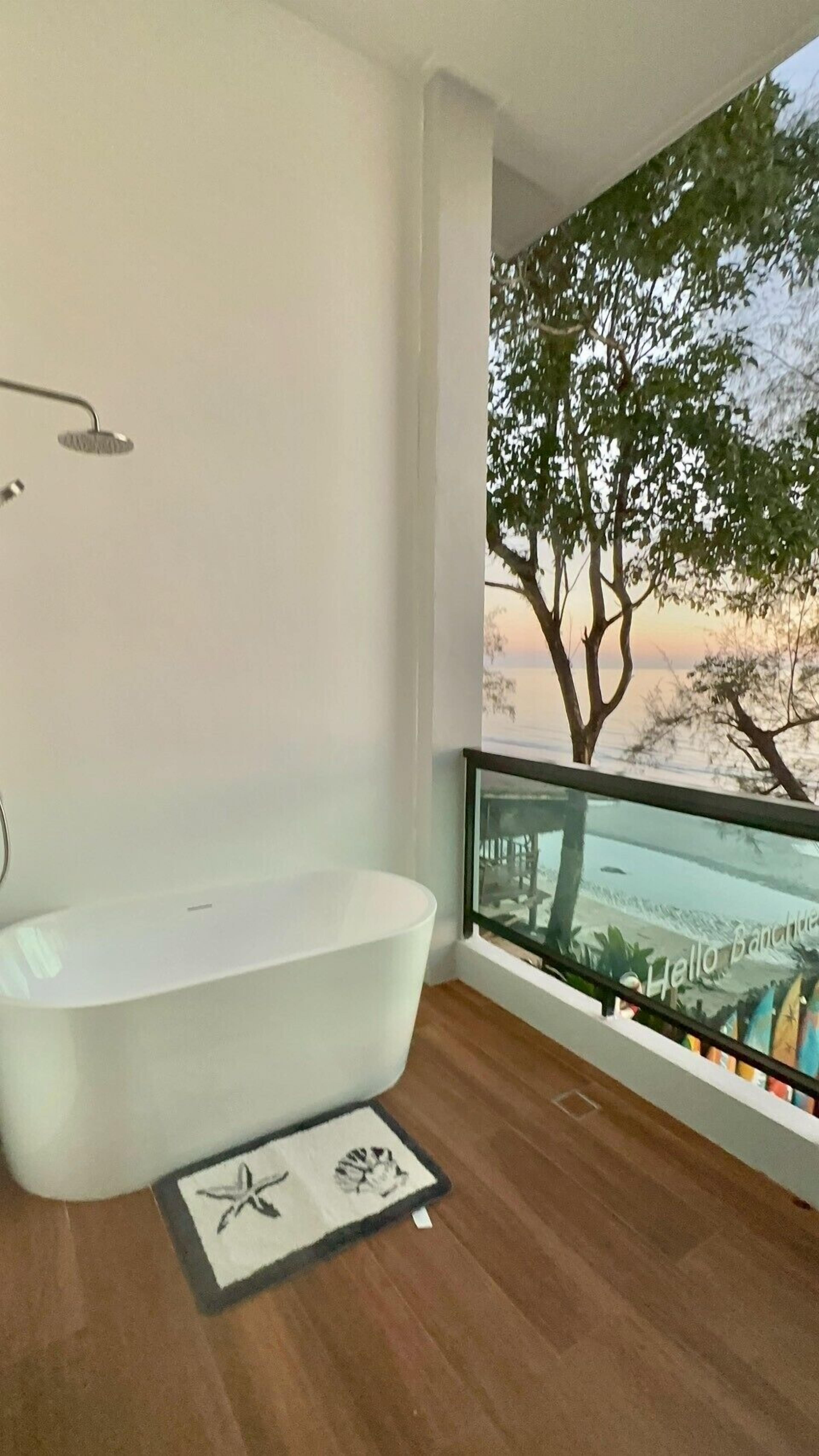 Basic Double Room, 1 King Bed, Air conditioning | Deep-soaking bathtub