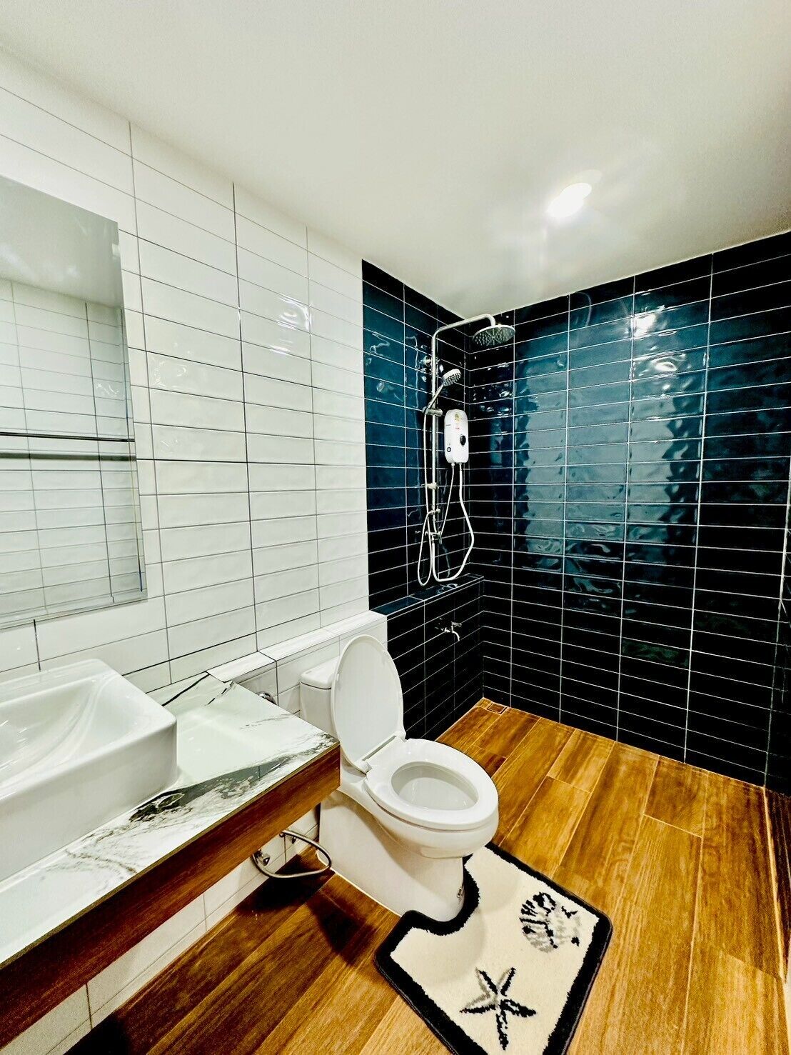 Kamar Double Basic, 1 Tempat Tidur King, AC | Kamar mandi | Kombinasi shower/bathtub dan handuk