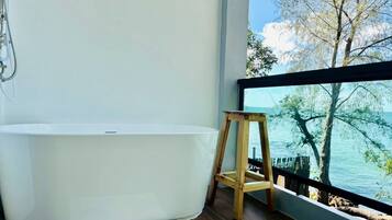 Basic Double Room, 1 King Bed, Air conditioning | Deep-soaking bathtub