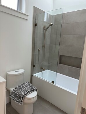 Secador de cabelo, toalhas de banho, sabonete, papel higiênico