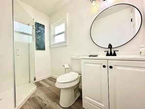 Douche, serviettes fournies, savon, papier toilette
