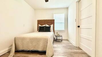 1 bedroom, desk, WiFi, bed sheets