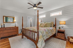 3 bedrooms, desk, iron/ironing board, free WiFi
