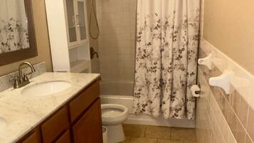 Handdukar, tvål och toalettpapper