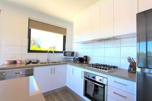 Micro-ondas, fogão, cooktop, lava-louças