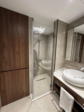 Economy studio, balkon | Badkamer | Een douche, gratis toiletartikelen, een haardroger, handdoeken