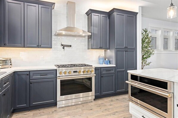 Fridge, microwave, oven, stovetop - 5 BR Townhome, Parking, Elevator (Margate City)