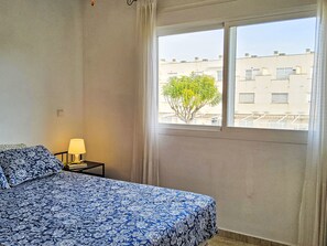 3 bedrooms, desk, iron/ironing board, WiFi