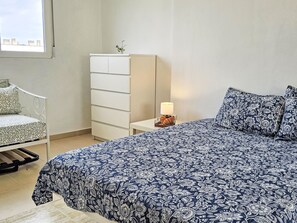 3 bedrooms, desk, iron/ironing board, WiFi