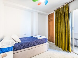 2 habitaciones, escritorio, tabla de planchar con plancha y wifi