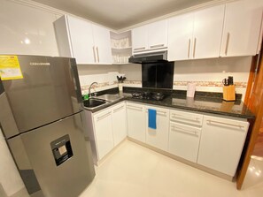 Een koelkast, een microgolfoven, een oven