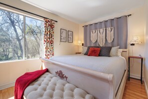 1 habitación, caja de seguridad en la habitación y escritorio 