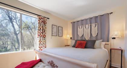 Kokanee Cottage - Furnished Studio - Beautiful setting - 30 day rate discounts!