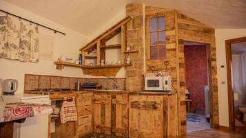 Frigorifero, microonde, piano cottura, macchina per tè/caffè