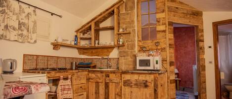 Réfrigérateur, micro-ondes, plaque de cuisson, cafetière/bouilloire