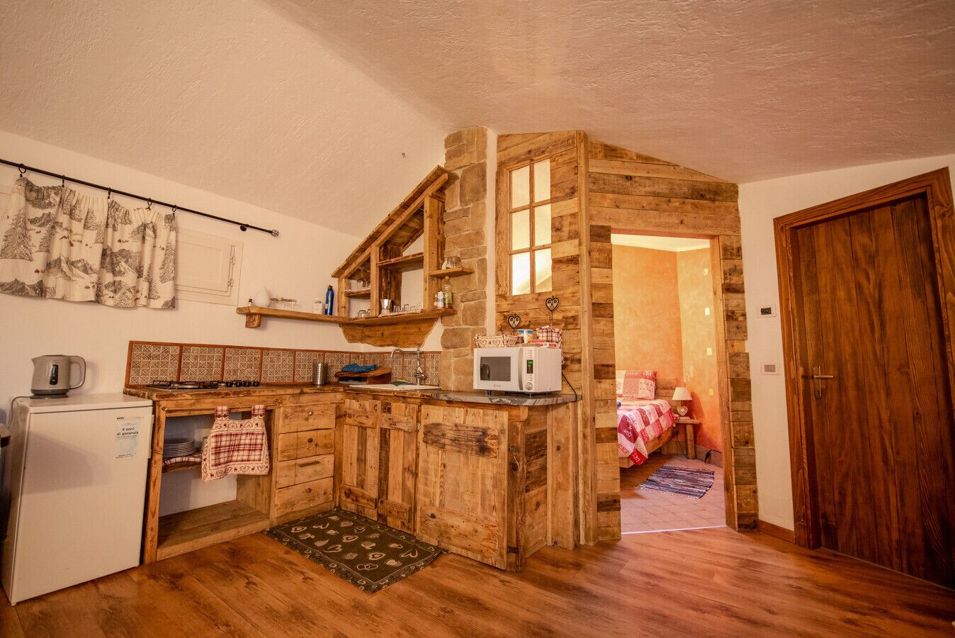 Kühlschrank, Mikrowelle, Herdplatte, Wasserkocher mit Kaffee-/Teezubehör