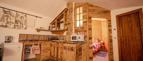 Réfrigérateur, micro-ondes, plaque de cuisson, cafetière/bouilloire