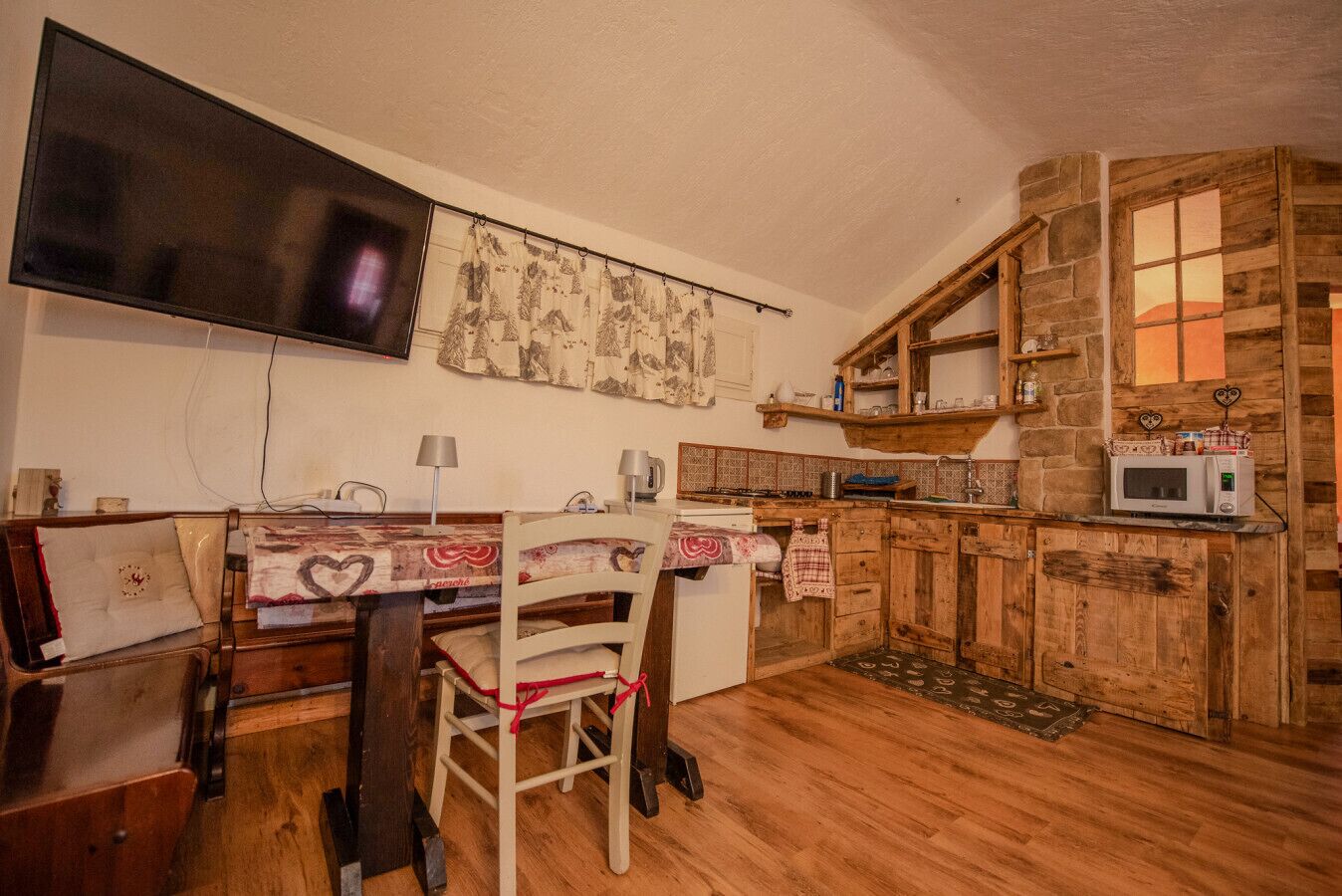 Kühlschrank, Mikrowelle, Herdplatte, Wasserkocher mit Kaffee-/Teezubehör