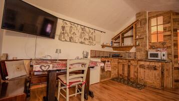 Kühlschrank, Mikrowelle, Herdplatte, Wasserkocher mit Kaffee-/Teezubehör