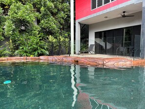 Una piscina al aire libre
