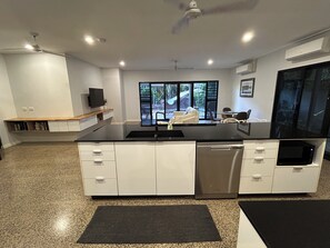 المنشأة من الداخل