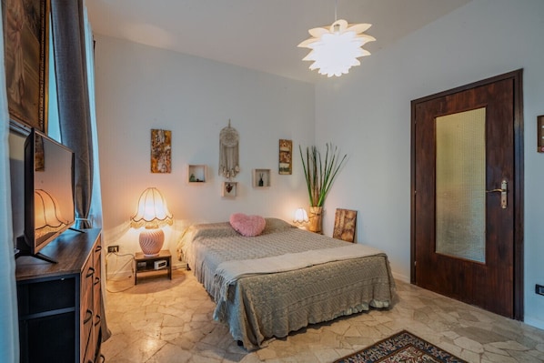 2 Schlafzimmer, Schreibtisch, Bügeleisen/Bügelbrett, WLAN