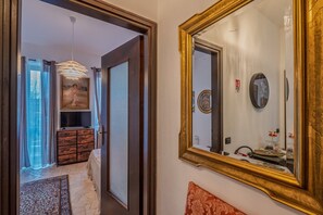 2 dormitorios, escritorio, tabla de planchar con plancha y wifi