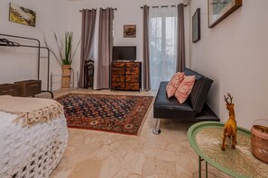 2 bedrooms, desk, iron/ironing board, WiFi