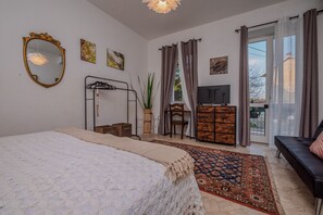 2 bedrooms, desk, iron/ironing board, WiFi